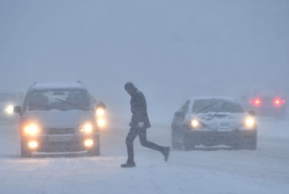 <b>Conducir con suavidad-</b> Porque los movimientos bruscos son los principales enemigos del hielo. Estará bien reducir la velocidad antes de llegar a la zona congelada y no mover el volante ni pisar freno o acelerador buscando que el coche, simplemente, se deslice sobre la lámina de hielo.
<br>