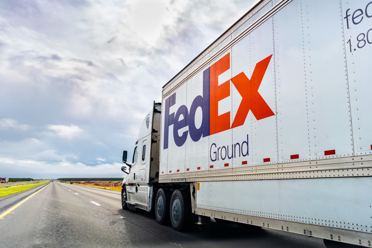<b>Puesto 17. FedEx Ground</b>
<br>
<br>Ofertas de empleo publicadas en Ziprecruiter a finales de junio de 2021: 10,335.
<br>
<br>Tipos de empleo ofrecidos por esta compañía: gerentes de tienda, manejadores de paquetes y mensajeros.
<br>