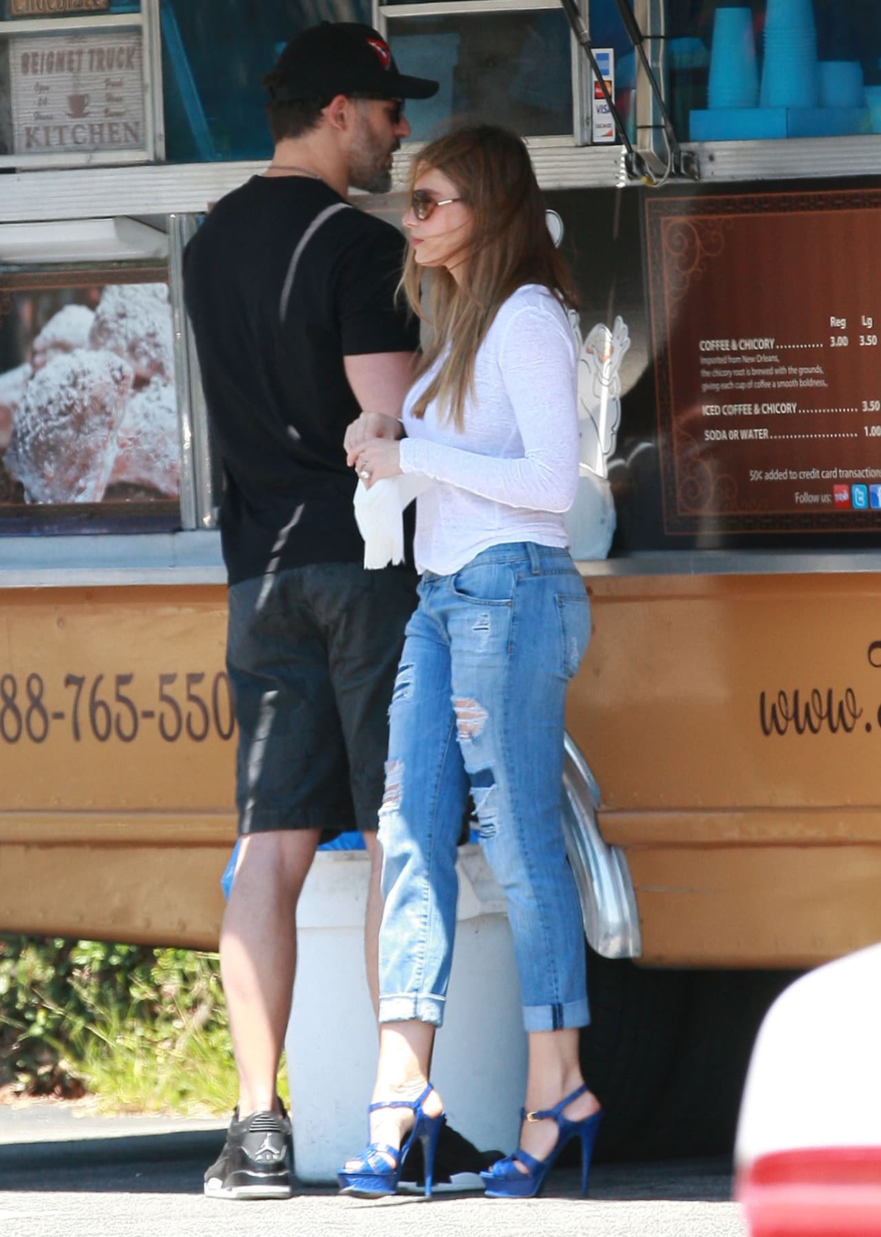 La actriz lució un 'look' bastante relajado, pero no por eso dejó de verse sexy.