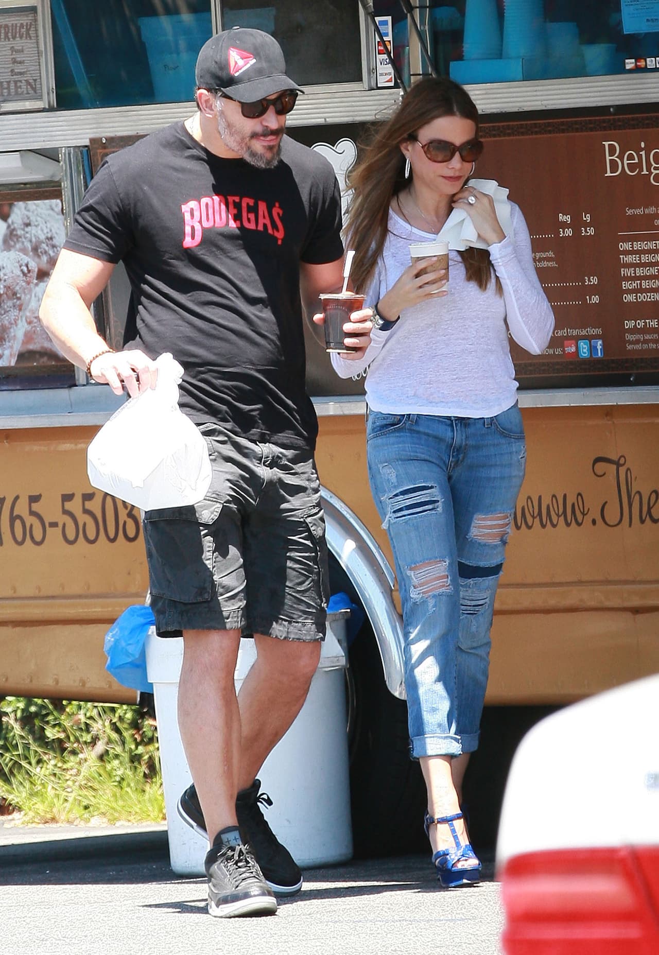 Ellos son personas sencillas y como tal aprovecharon para comer algo en un camión de comida rápida.