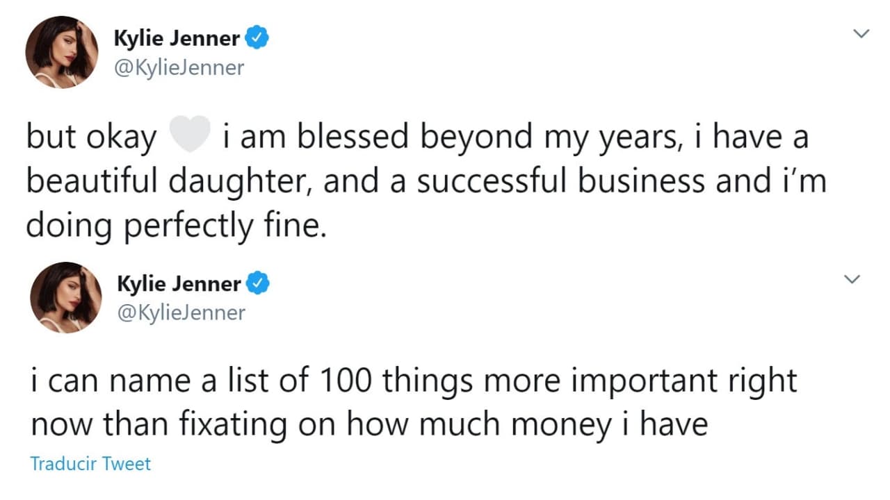 En una tercera y cuarta publicación dijo: "Pero bueno, soy bendecida más allá de mis años, 
<b>tengo una hija hermosa y un negocio exitoso</b> y estoy perfectamente bien. Puedo nombrar una lista de 100 cosas más importantes en este momento que 
<b><a href="https://www.univision.com/radio/raul-brindis/hay-que-tener-cuidado-cuando-en-las-fotos-sale-tu-sombra-cuestionan-imagen-de-kylie-jenner-en-alberca-video">fijarme en cuánto dinero tengo</a></b>", sentenció.
<br>