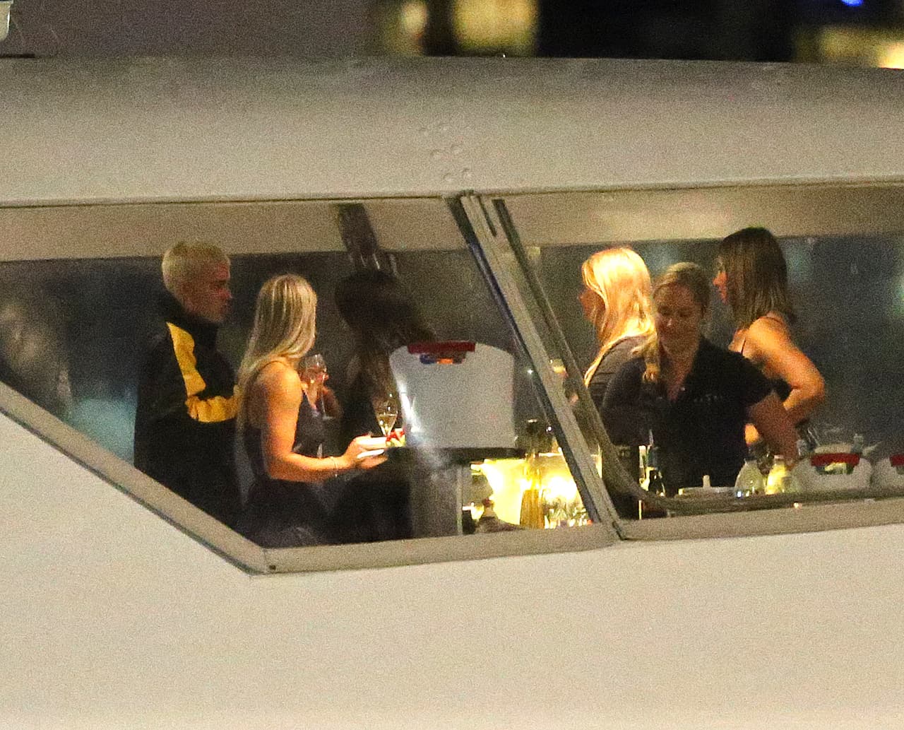 Justin Bieber fue visto de fiesta en un barco con alrededor de diez mujeres, bebiendo, charlando y bailando hasta bien entrada la noche, desembarcando alrededor de la 1:30 a. m. el 12 de marzo. Justin también pareció entrar en una discusión con uno de sus guardias de seguridad antes de darle un abrazo.