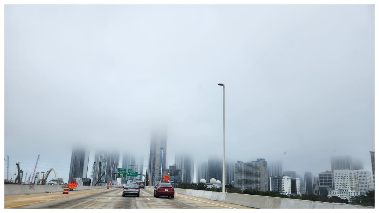 Los edificios de Brickell han sido tapados por una abundante nubosidad.