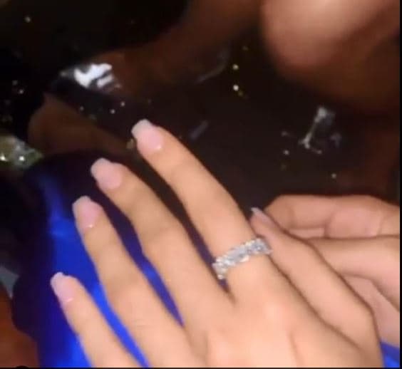 Durante la cena, Kylie sorprendió a su amigo con un 
<b>anillo de diamantes</b>, según se muestra en las publicaciones en Instagram de algunos de los asistentes. De acuerdo a 
<b><a href="https://www.dailymail.co.uk/tvshowbiz/article-7090155/Kylie-Jenner-moves-make-artist-friend-tears-surprises-luxury-diamond-ring.html">The Daily Mail</a></b>, la celebración ocurrió esta semana.