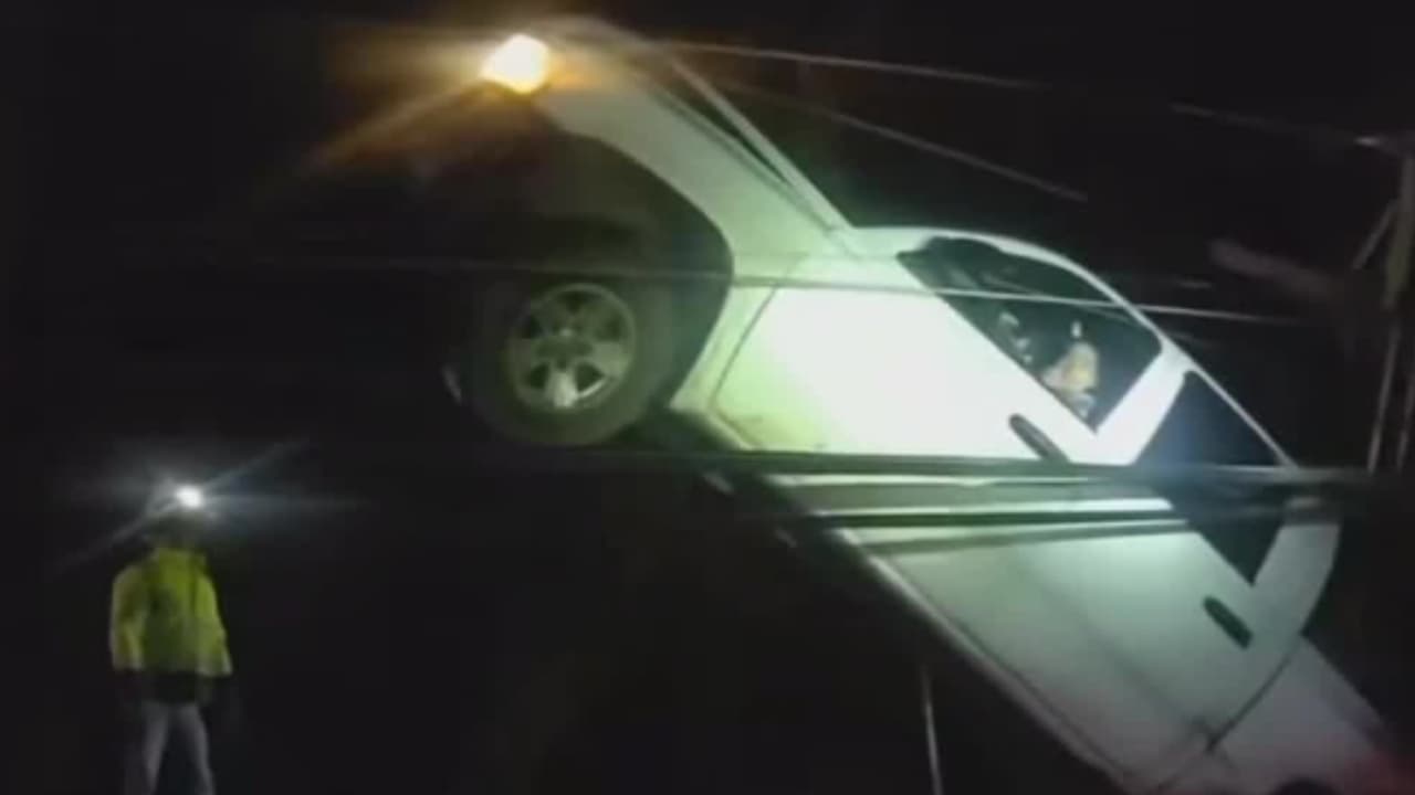 Camioneta queda enredada en un tendido eléctrico: la conductora fue rescatada tras horas de esfuerzo