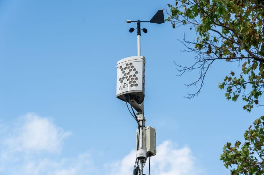 Un monitor de calidad del aire en un barrio de Galena Park, en el área del canal de navegación. Los organizadores de Air Alliance Houston trabajaron para instalar su propia red comunitaria de monitoreo del aire ante la frustración que les producían los datos públicos proporcionados por la Comisión de Calidad Ambiental de Texas.