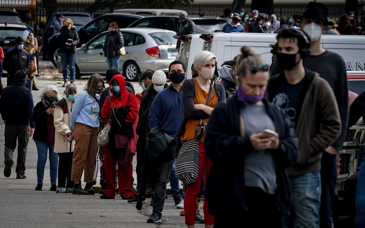 Una larga fila para votar en Brooklyn, Nueva York.