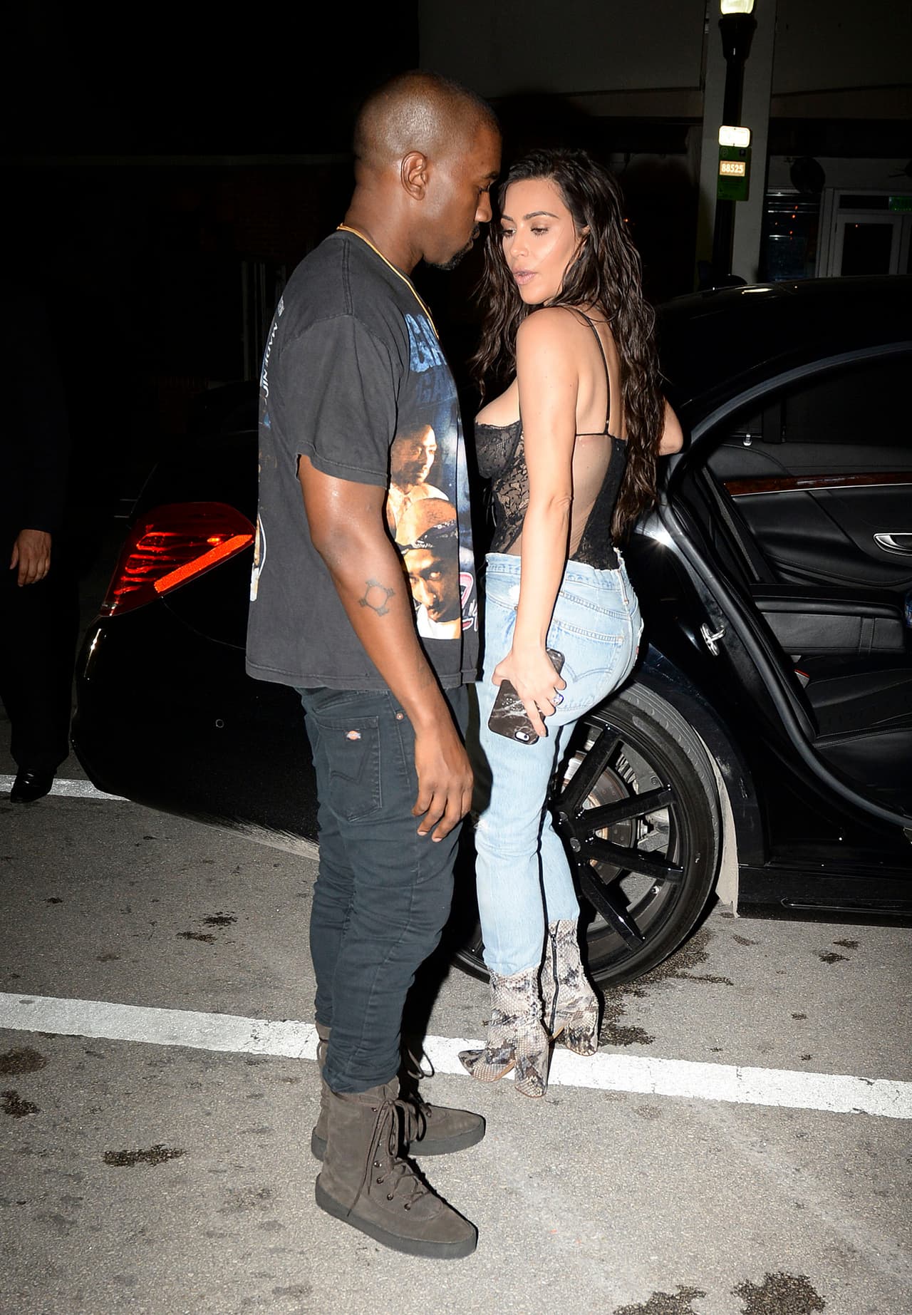 Pero a la hora de salir, Kanye notó algo raro en el outfit...