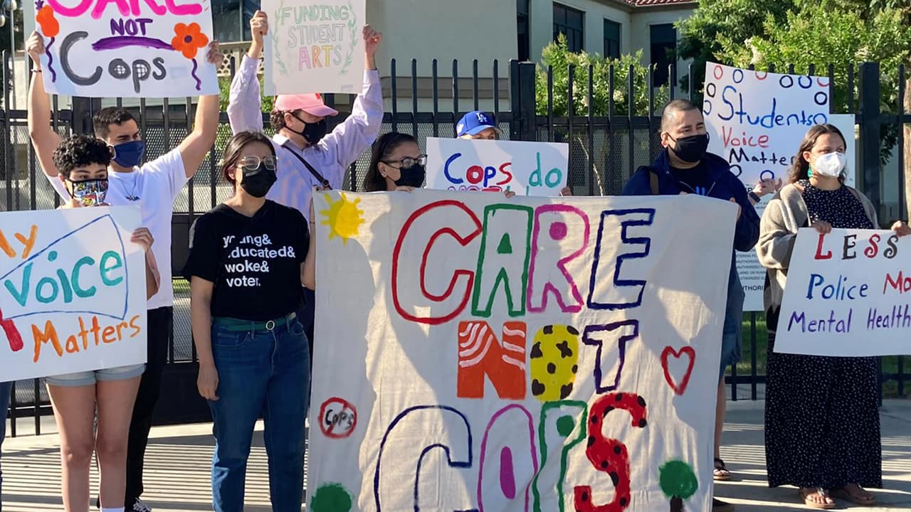 Piden sacar a policías de las escuelas preparatorias de Fresno