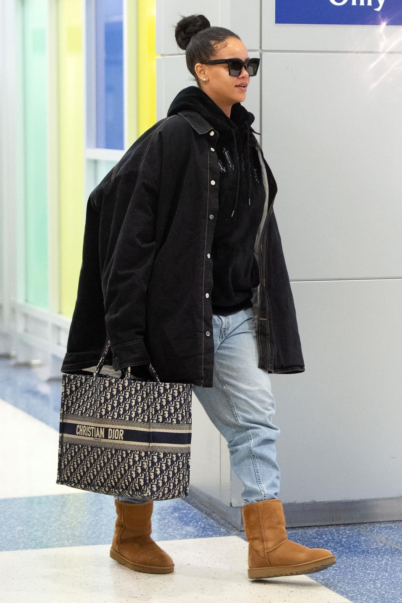 Al igual que 'La Diva del Bronx', celebridades como Rihanna, Gal Gadot y Natalie Portman también son 
<a href="https://www.univision.com/famosos/jlo-bolso-dior-celebridades-fotos">amantes de la Dior Book Tote</a>. 
<br>