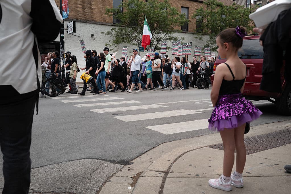 En ese operativo, al menos 20 personas fueron detenidas durante sus citas rutinarias en la oficina de ICE. Además, los organizadores alegan que oficiales y funcionarios del Departamento de Policía de Chicago estuvieron presentes durante las detenciones en South Loop y colaboraron con ICE, lo cual constituiría una violación a la Ordenanza de Ciudad Acogedora vigente en la ciudad.