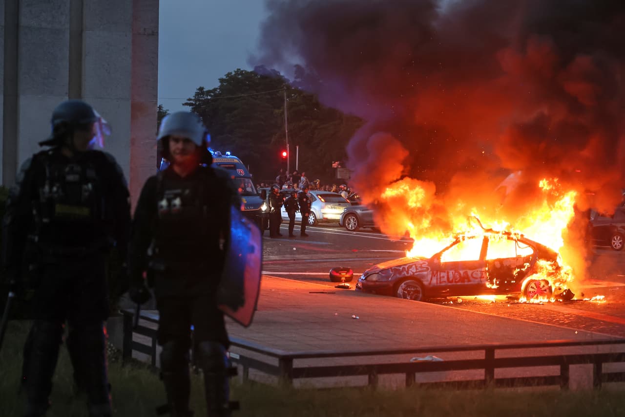 Un coche en llamas marca una de las imágenes más impactantes de los festejos tras la victoria del PSG en la Champions League.