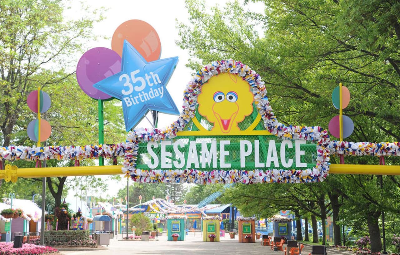 Buscan a sospechosos de golpear a empleado de Sesame Place tras pedirle que usaran una mascarilla