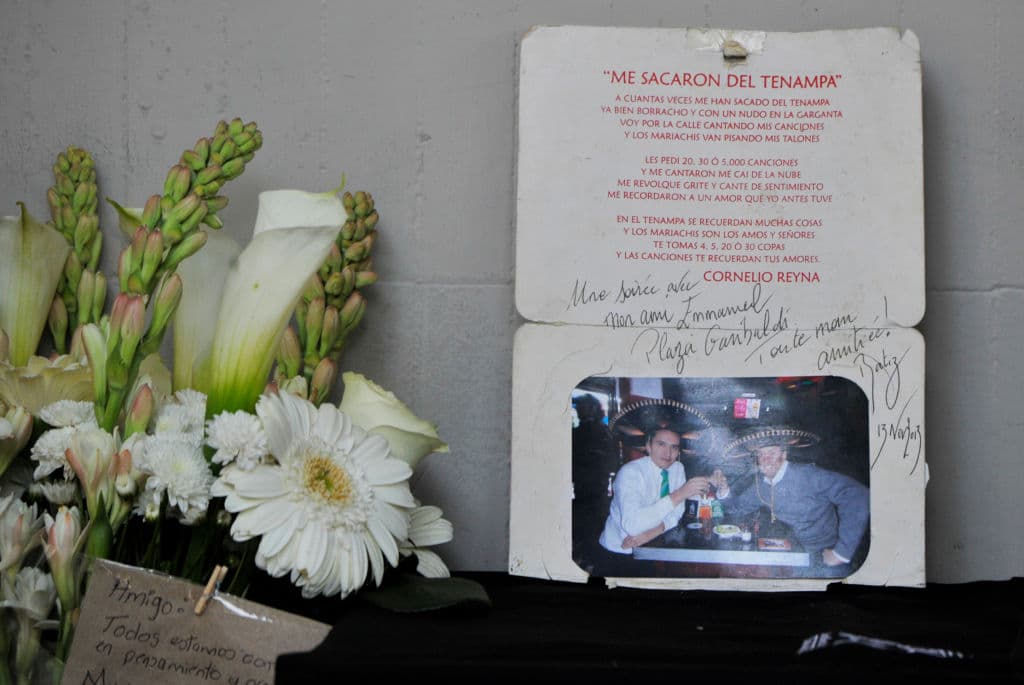 El 
<a href="https://www.univision.com/temas/asaltos-y-robos">robo</a> de vinos de gran valor es la principal línea de investigación en el asesinato de un
<b> ciudadano francés residente en México</b> y que se dedicaba a la comercialización de bebidas alcohólicas, informaron este domingo autoridades.
<br>
<br>El gobierno y la fiscalía de la capital ofrecieron teleconferencias de prensa para informar sobre las investigaciones en torno al asesinato del empresario, identificado como 
<b>Baptiste Lormand, de 45 años </b>y con nacionalidad francesa y mexicana. Junto con él fue asesinado su socio mexicano.
<br>
<br>En la imagen, un improvisado altar en el restaurante del que era dueño Baptiste Jacques Daniel Lormand.