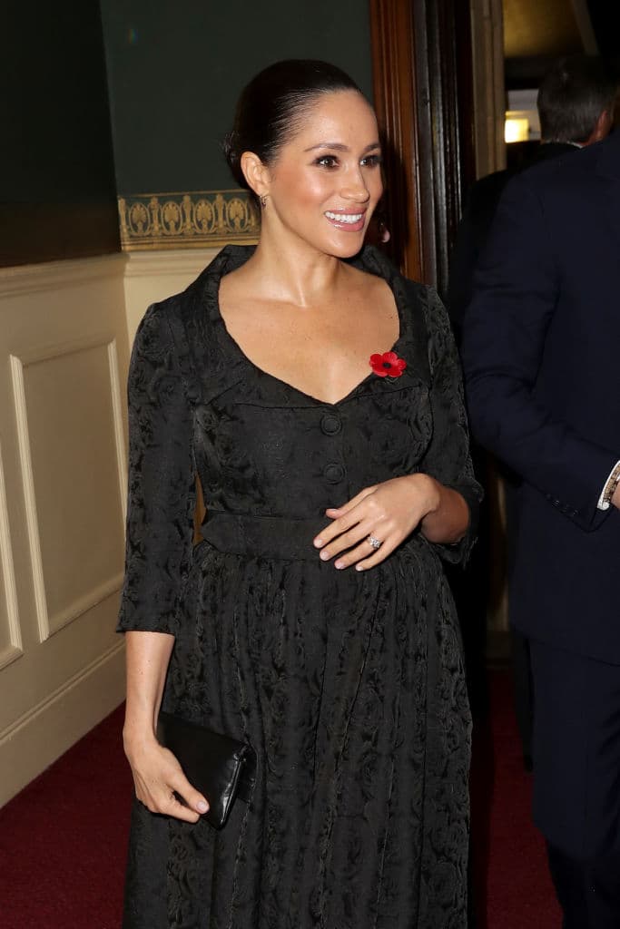 Al ser un evento lúgubre, Meghan y Kate eligieron atuendos en colores oscuros. Mientras que Markle optó por un vestido negro.
<br>