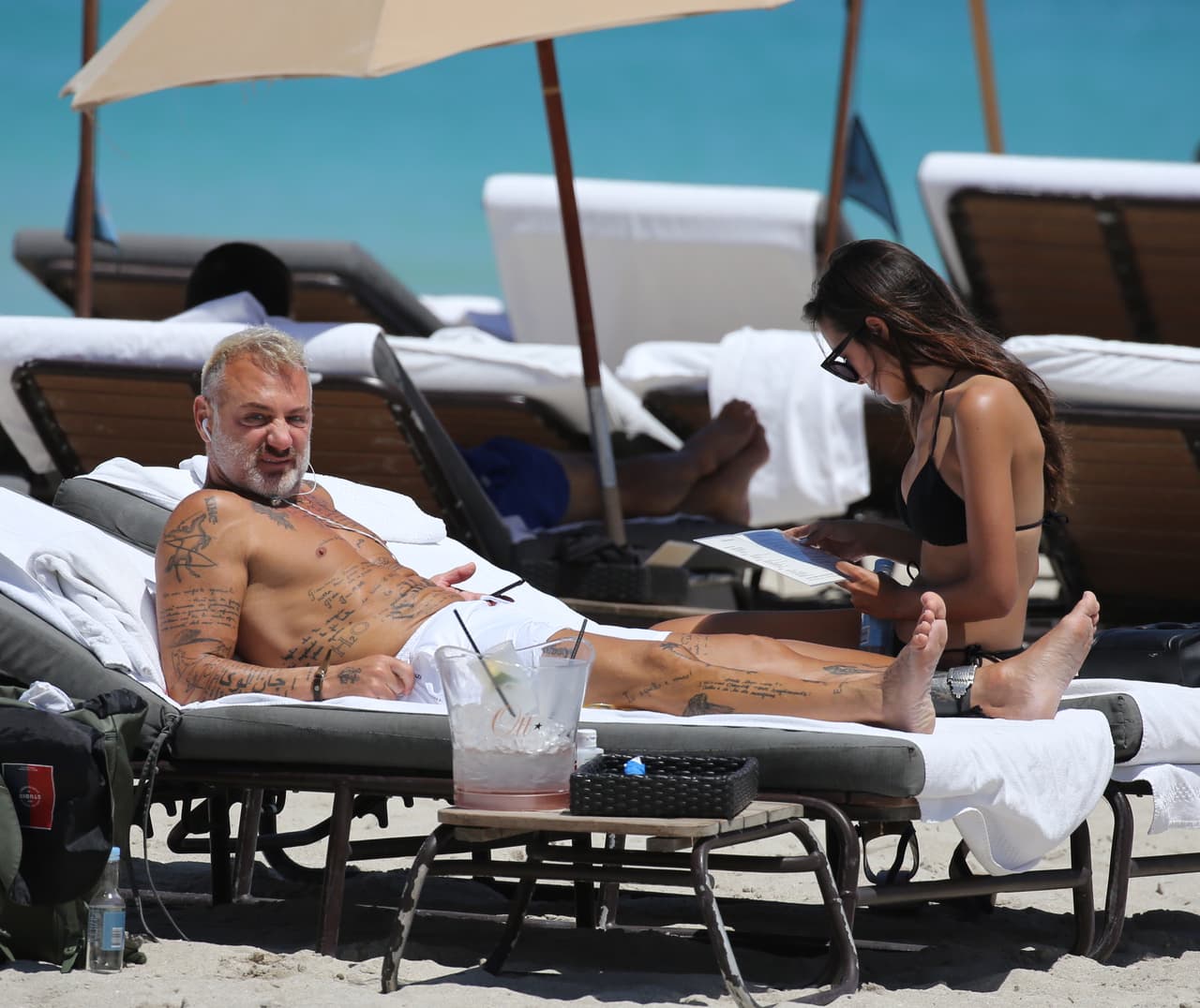 Pero ya compartió un pedacito de su otro nuevo amor, la canción 'Love' que estrena el viernes 20 de abril junto al cantante Sebastián Yatra. En el vídeo aparece Fonseca tomando el sol, junto a otras chicas.