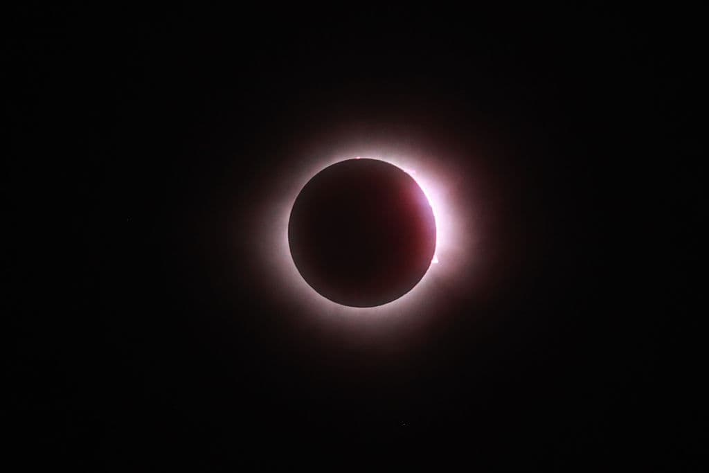 Otra foto del momento en que el Sol 'desapareció' detrás de la Luna en Mazatlán, una ciudad donde cientos de personas vieron el eclipse en medio de una contagiosa algarabía.