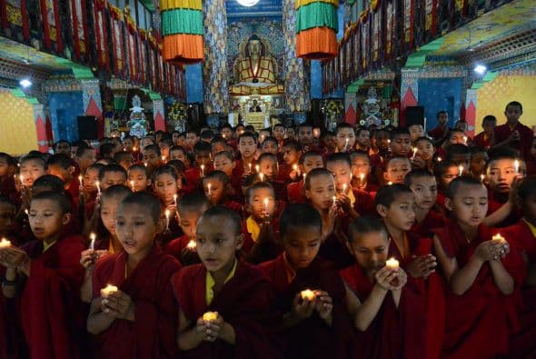 Monjes budistas rezan en India por las víctimas del terremoto en Nepal.