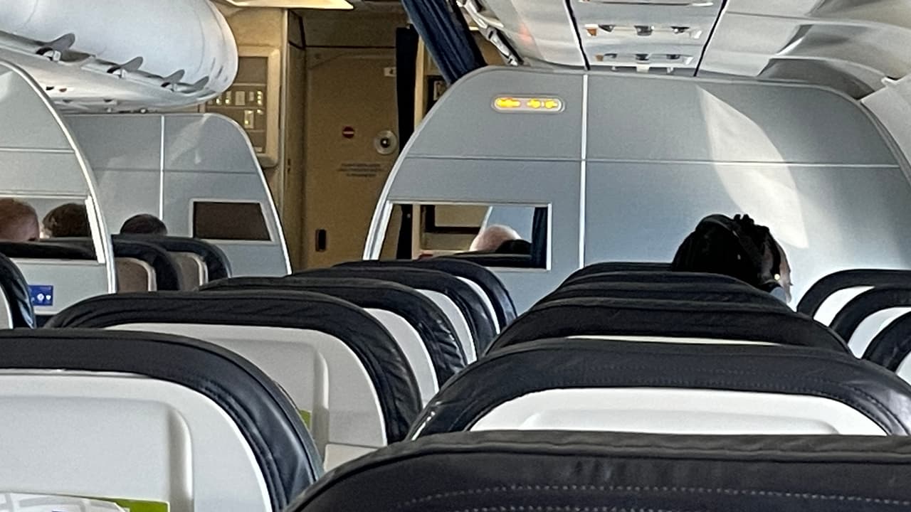 Después del vuelo, al ingresar al Aeropuerto Intercontinental George Bush de Houston, los agentes de inmigración realizan su rutina de inspección.