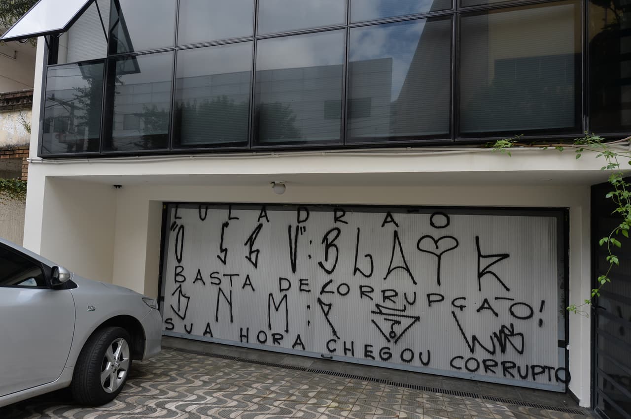 Pintas acusando de corrupción al expresidente en el Instituto Lula.