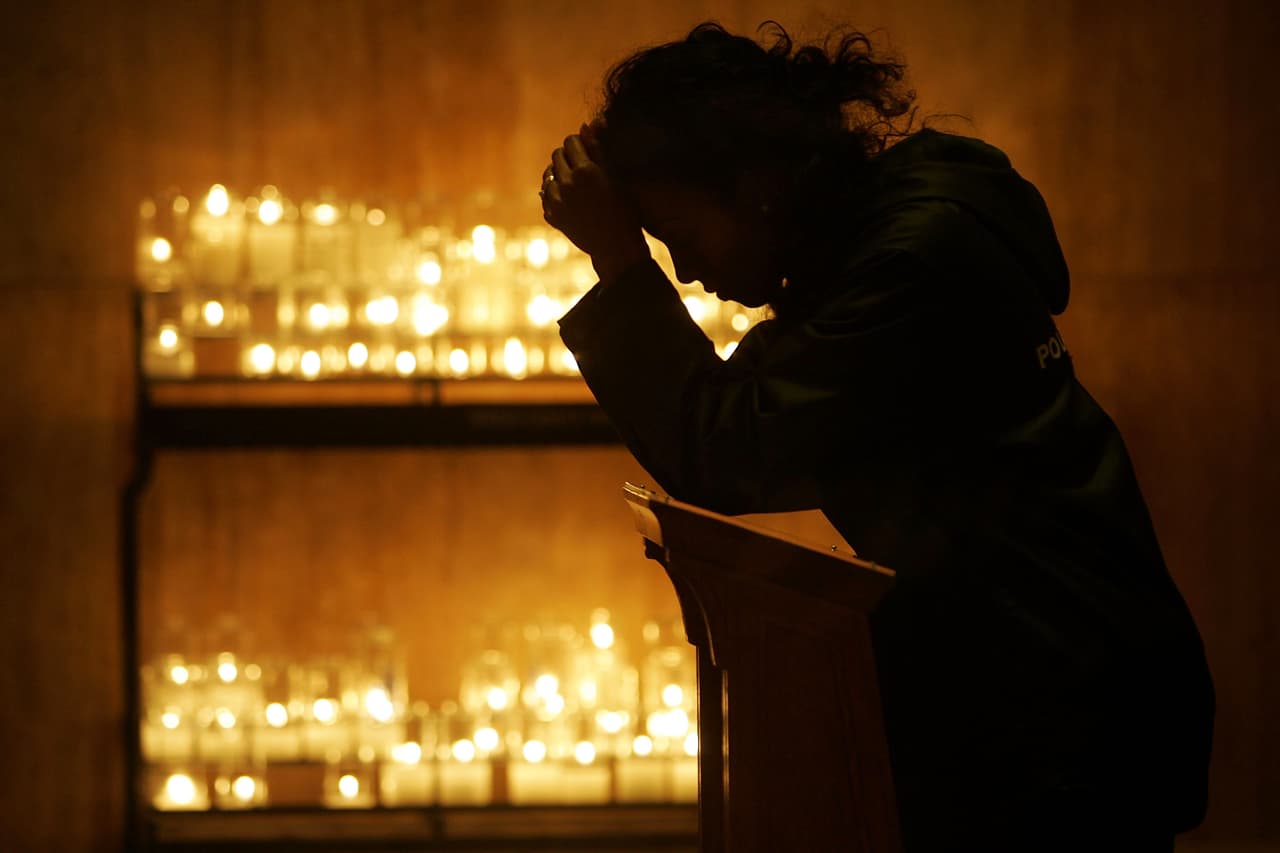 Una mujer reza en una iglesia en Washington DC.