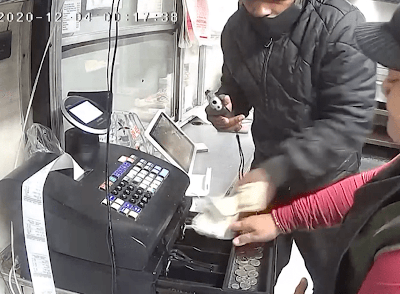 "Le puso la pistola en el cuello": Dueño de camión de tacos pide justicia ante asalto a mano armada