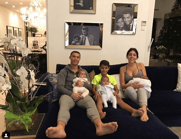 Con la llegada de Alana el delantero del Real Madrid ya es padre de cuatro hijos: Cristiano Jr., de seis años; los gemelos Mateo y Eva
<b> -</b>quienes nacieron bajo gestación subrogada- y la bebé Alana Martina.