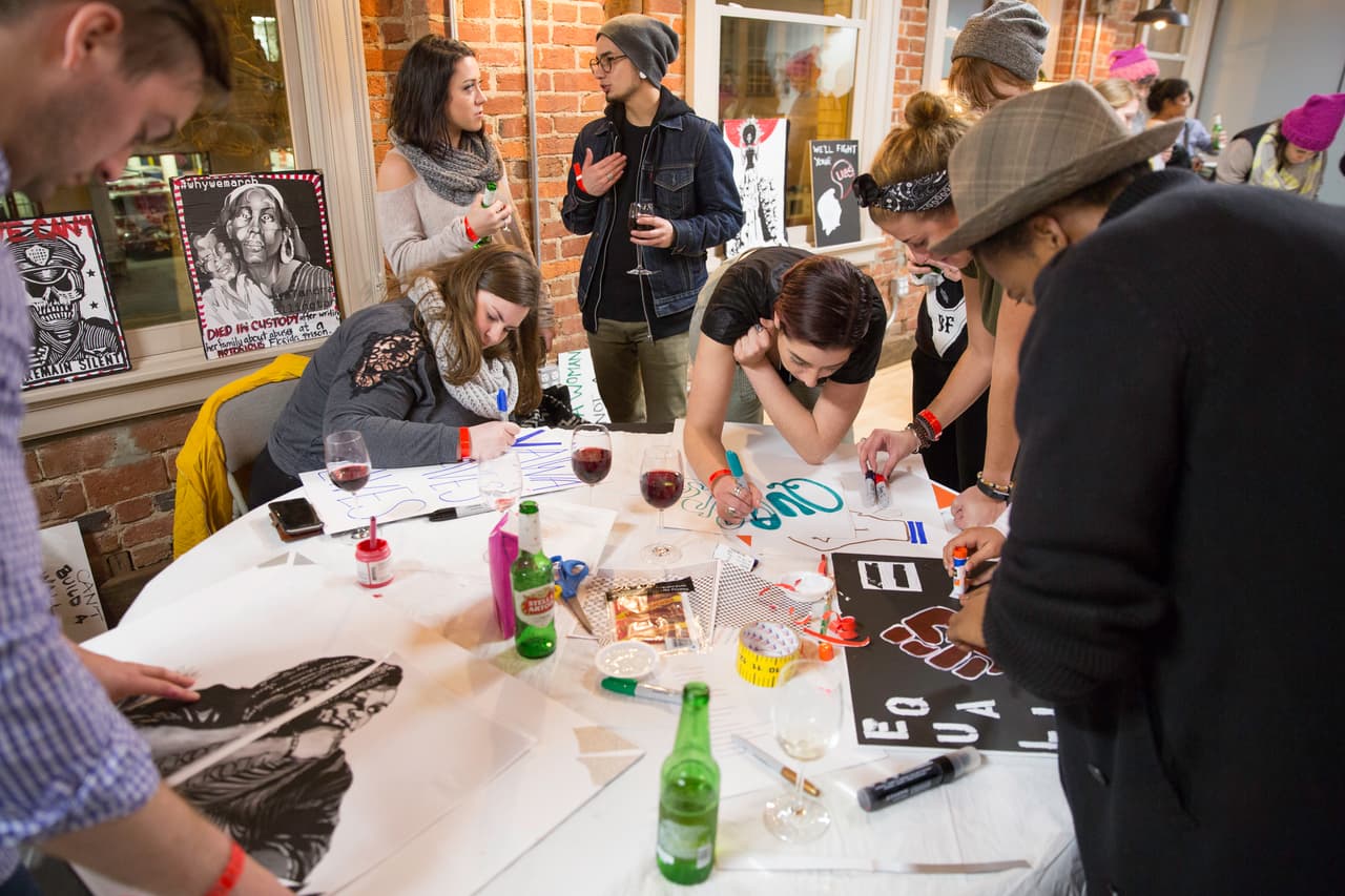 Activistas se reunieron el viernes a pintar pancartas.