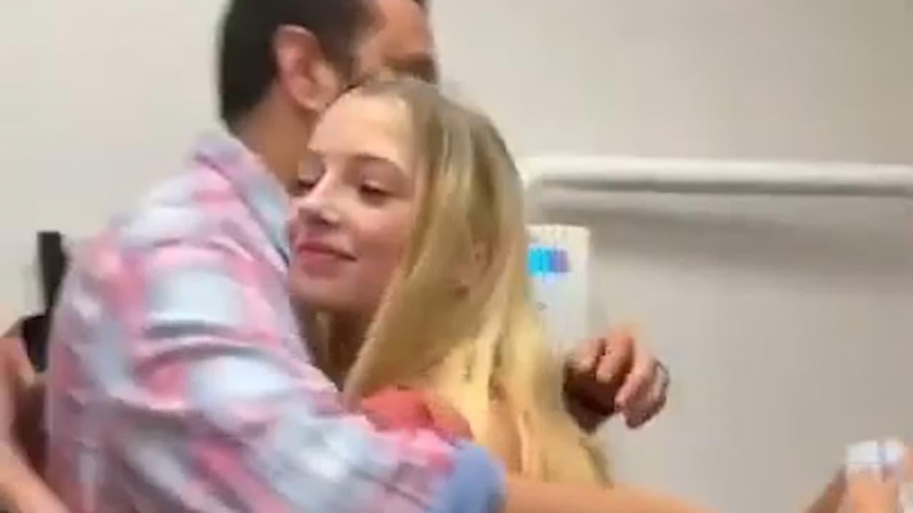 <b>Entre lágrimas: un dentista paga la factura de una niña a la que le hacían bullying. | </b>Una niña de 14 años que sufría burlas por tener los dientes torcidos acudió con su madre a un dentista que le hizo un regalo muy especial.