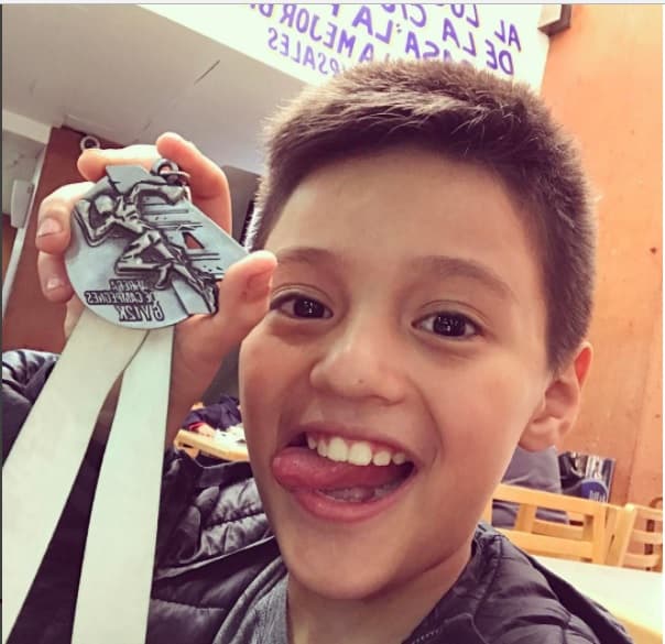 'Lapizín' disfruta de las carreras, ha participado en diferentes eventos profesionales, donde sale con medallas.