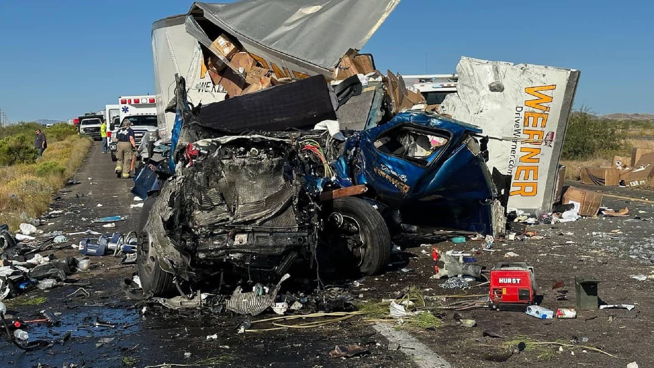El accidente ocurrió cerca de las 9:30 a.m. de este martes 10 de octubre, cuando uno de los camiones que circulaba al oeste se salió del camino y cruzó el que divide los dos sentidos de la autopista, estrellándose contra el otro camión que circulaba en dirección este.