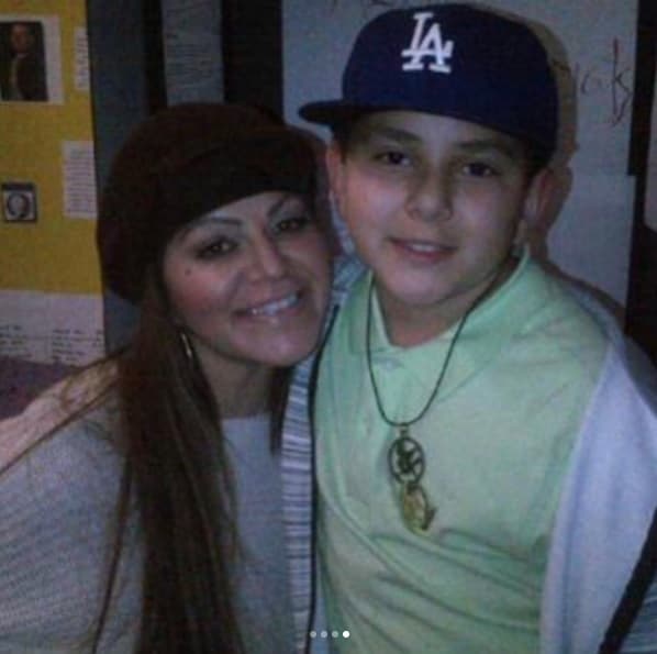 Desde pequeño fue un poco robusto, nunca obeso, pero Johnny contó que tras las muertes de su papá, Juan López (en el 2009) y
<b><a href="https://www.univision.com/entretenimiento/se-presume-que-jenni-rivera-murio-en-accidente-aereo-nos-devolvimos-cuatro-anos-en-el-tiempo-y-vimos-que-pasaba-en-redes-sociales-esa-madrugada"> la de su mamá en el 2012</a></b>, se dedicó a comer aún más.