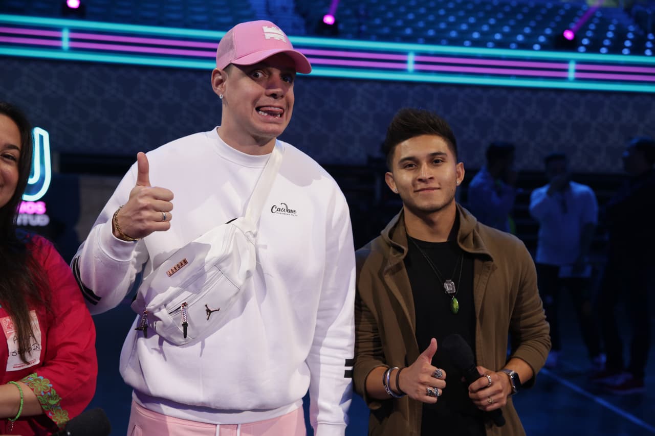 La sudadera fue la prenda que predominó entre los hombres que asistieron al ensayo. El influencer ecuatoriano Marco Perez no se quedó atrás. Su cangurera colgada del hombro y los pantalones rosa pálido le dieron el toque chic.