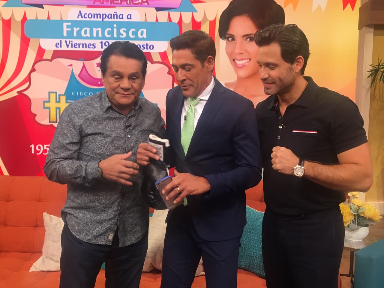 Johnny también estaba muy emocionado y esperaba su turno para el autógrafo.