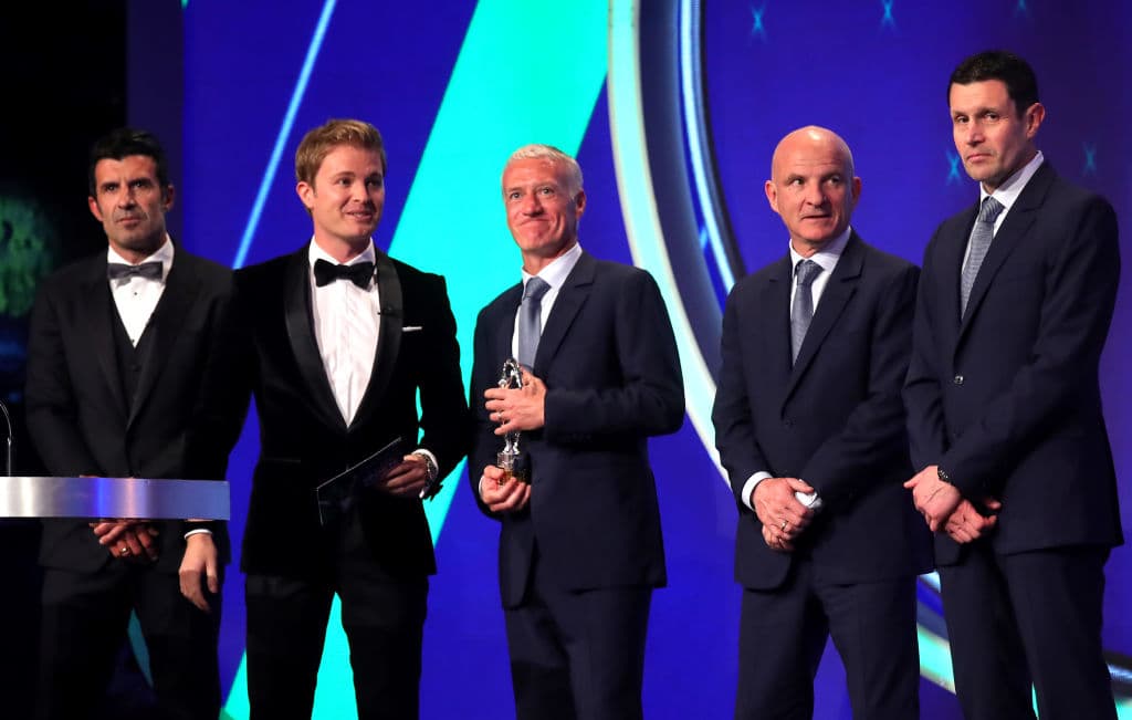 El técnico de la selección de fútbol de Francia Dider Deschamps, recibió el Laureus World Team Of the Year 2019 por el triunfo de 'Les Bleus' en el Mundial Rusia 2018. Le acompañaron Luis Figo y Nico Rosberg.
