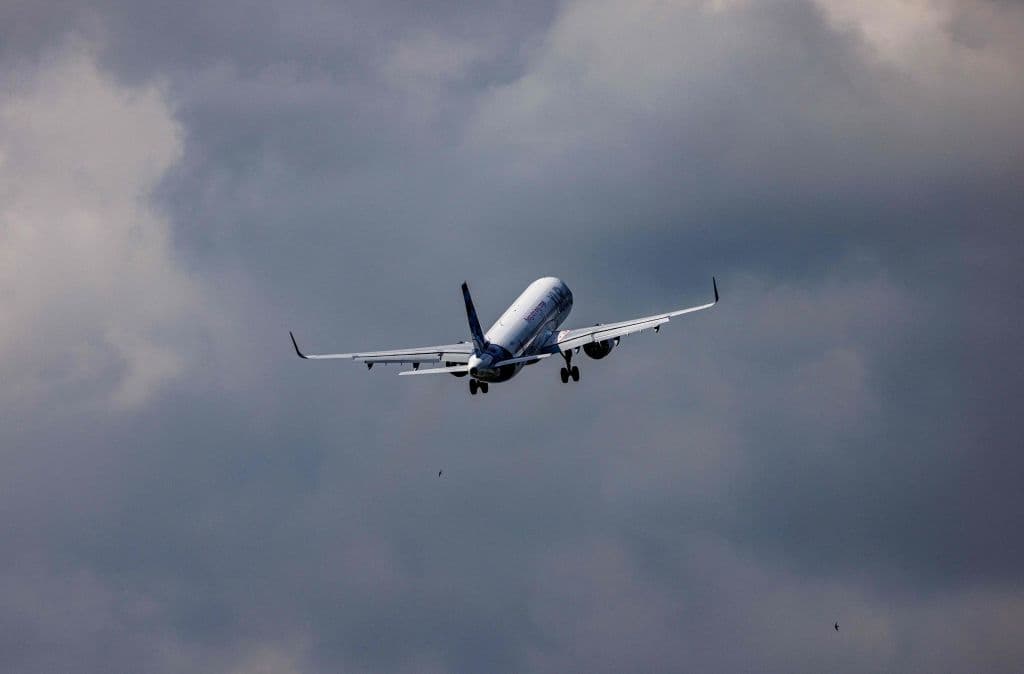 Mujer causa disturbios en avión que viajaba a Chicago y vuelo es desviado, acusa fiscalía