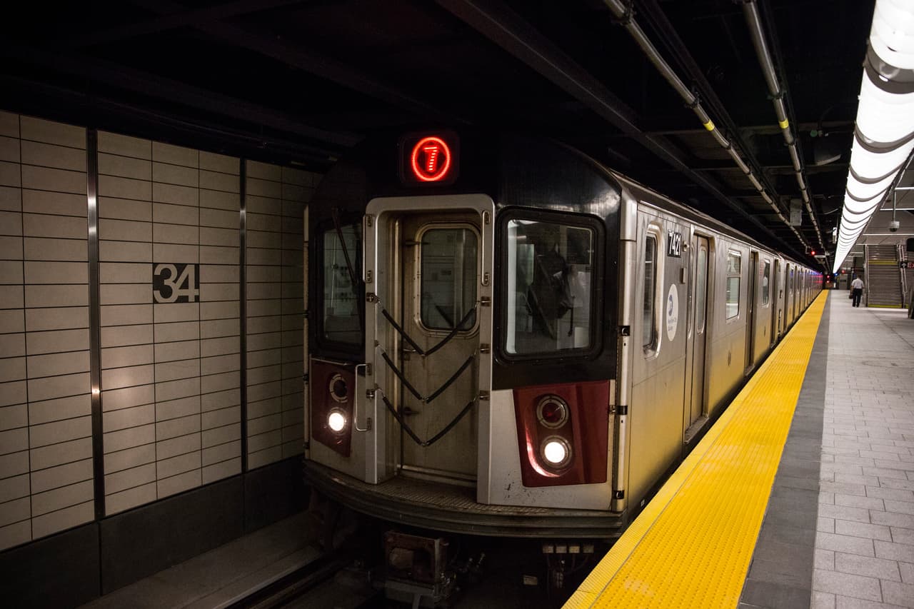 Persona es atropellada por tren 7 en Queens, causando grandes retrasos