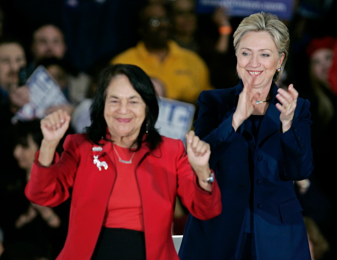 Huerta ha apoyado a políticos progresistas. En la foto, acompaña a Hillary Clinton durante su primera campaña presidencial en San José, California, en el año 2008. 
<br>