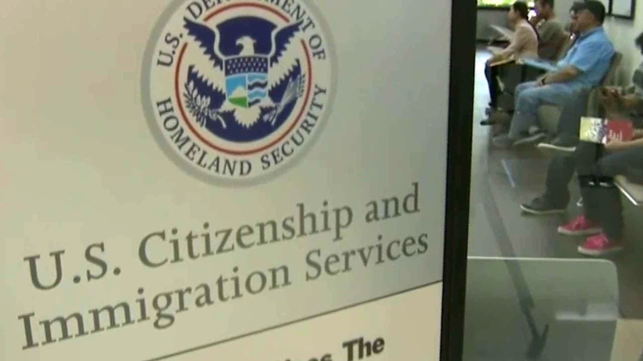 ICE detiene a beneficiaria de DACA en su casa y comunidad se manifiesta para exigir su liberación