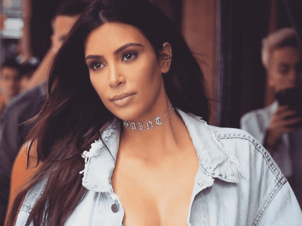 Kim Kardashian se enfrentó en bata a la muerte por mentirle a un asaltante en París