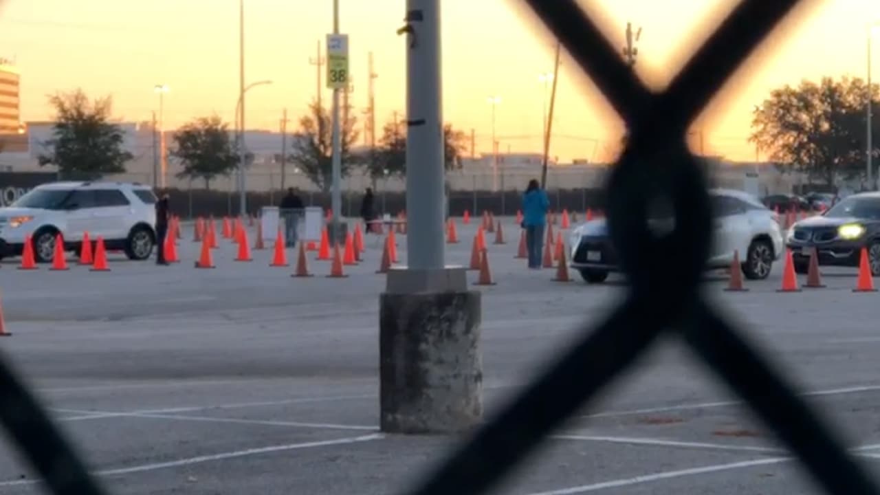 El hospital anunció el miércoles por la noche, a través de su
<b><a href="https://secureaccess.memorialhermann.org/authenticated/COVID19Vax/CovidVaccineRegistration/Home/SelfInvite" target="_blank">página de internet</a></b>, que las citas se agotaron.