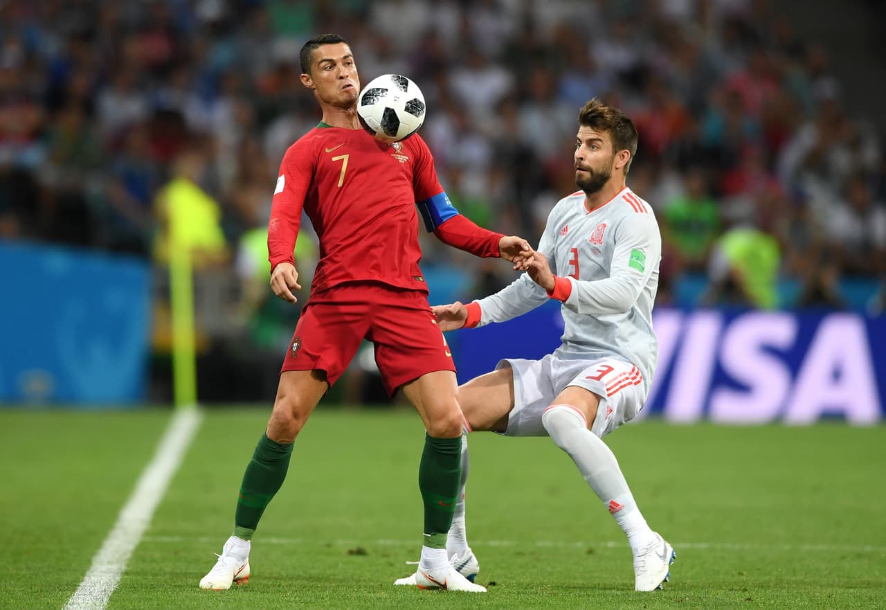 Nada más comenzar el partido y Cristiano Ronaldo se involucró con el juego ofensivo de Portugal, empezando a preocupar a los defensores españoles.