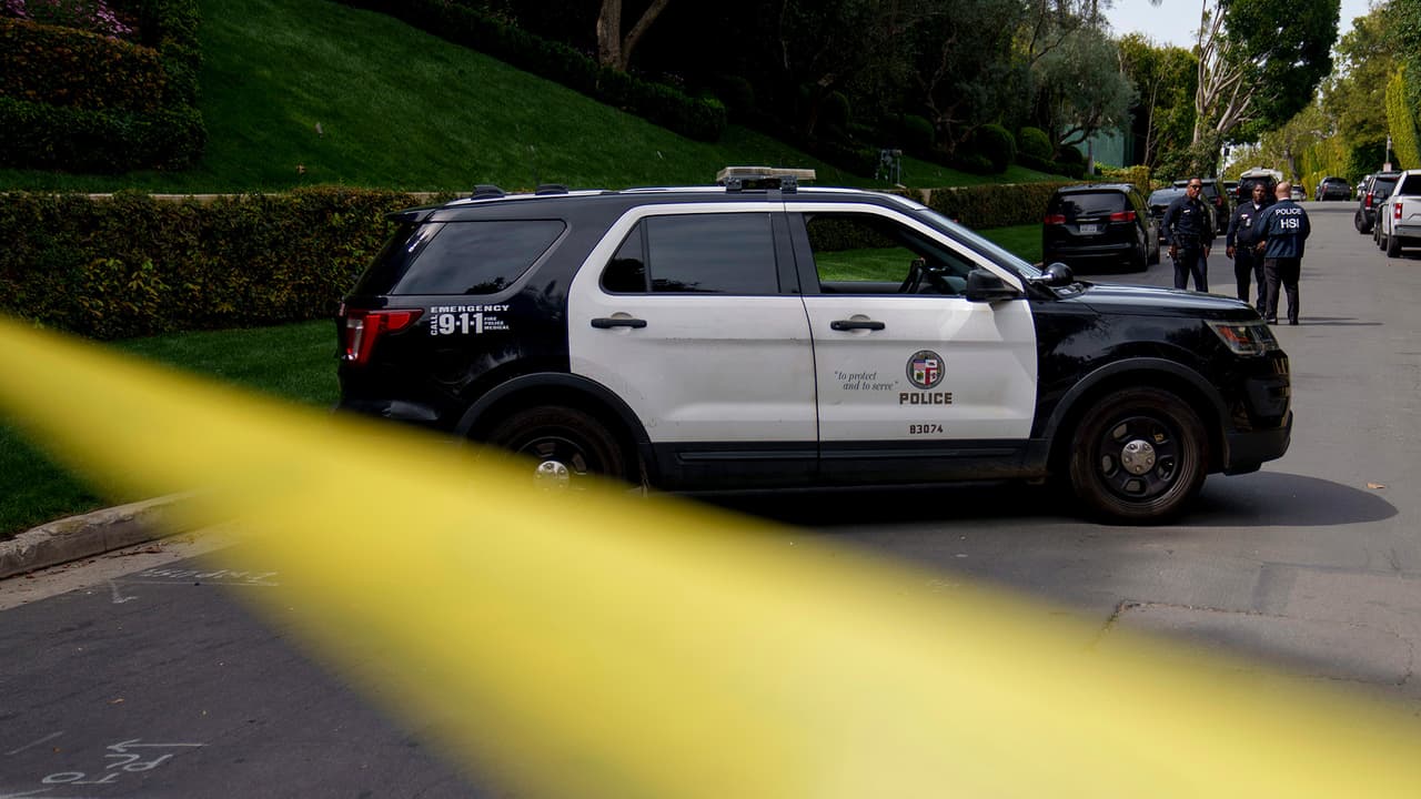 Encuentran el cuerpo de un bebé dentro de una maleta bajo un paso elevado de Los Ángeles