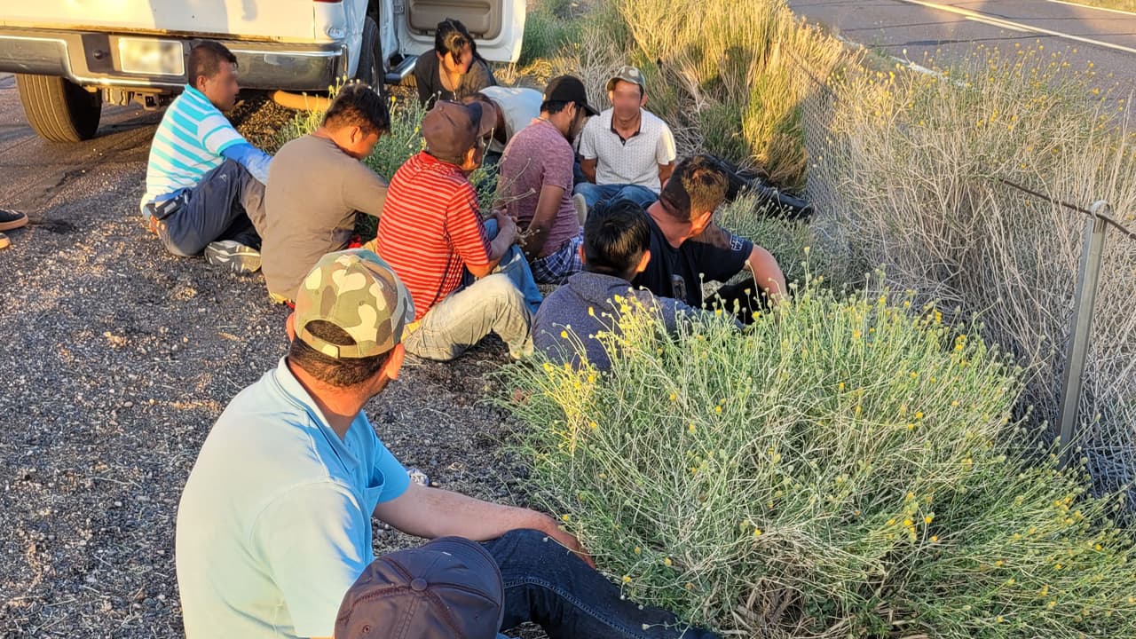 Los agentes de la estación Ajo detuvieron a seis migrantes en una camioneta.