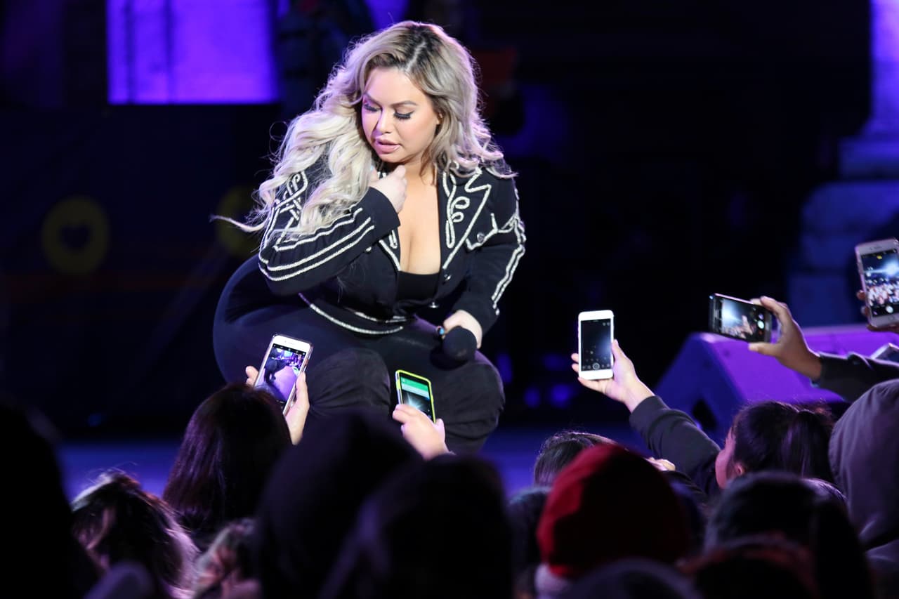 Tom贸 tiempo, pero este diciembre ya la pareja estaba lista para casarse. Seg煤n Chiquis, movieron la boda de fecha porque, entre otras cosas, el lugar que ella quer铆a no estaba disponible.