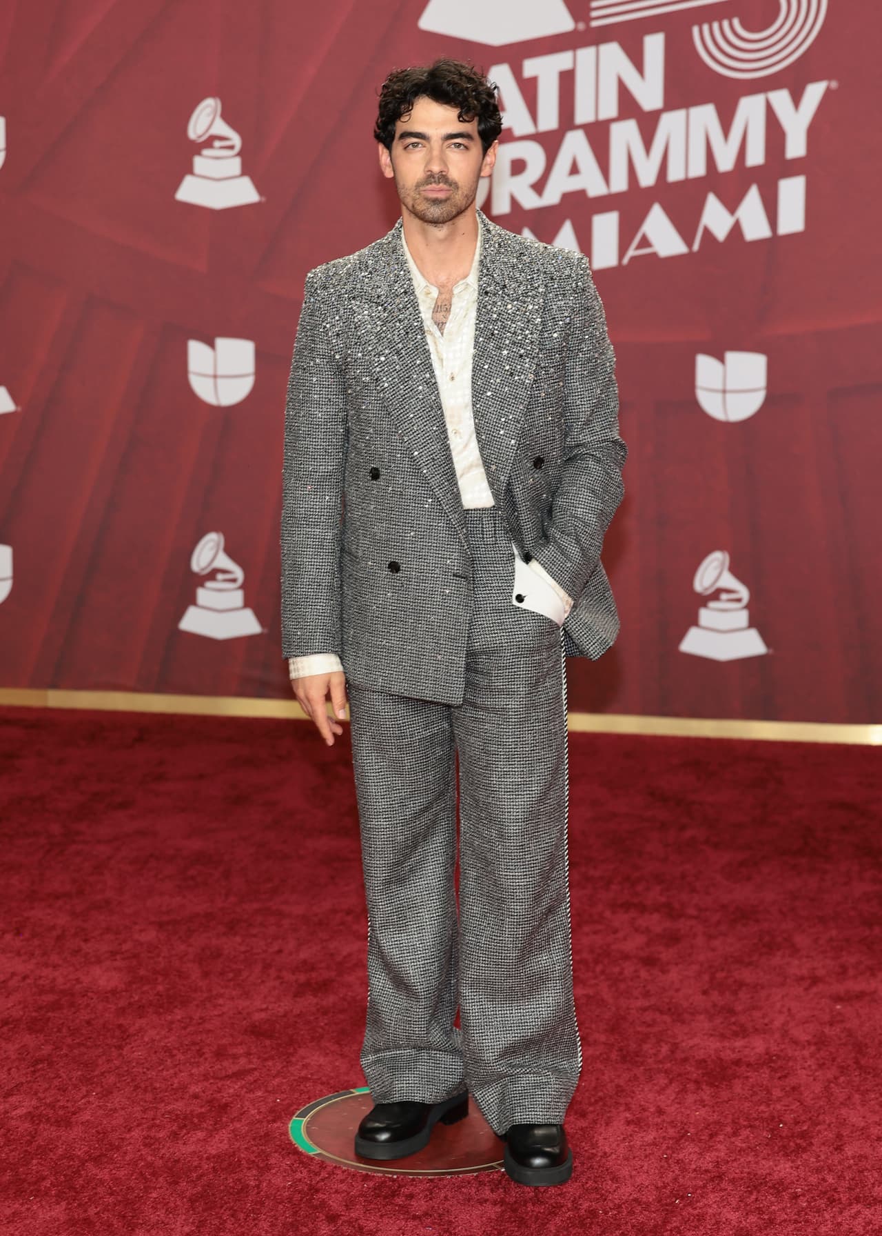 <b>Joe Jonas </b>eligió un traje sastre casual sin corbata.