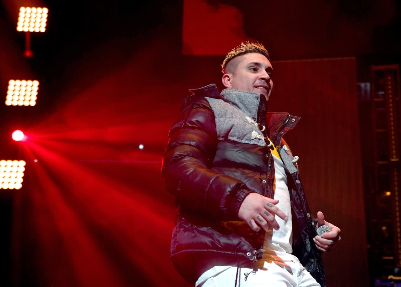 El tema fue prohibido en los medios de comunicación, por lo que solo podía ser escuchada de manera clandestina.
<br>