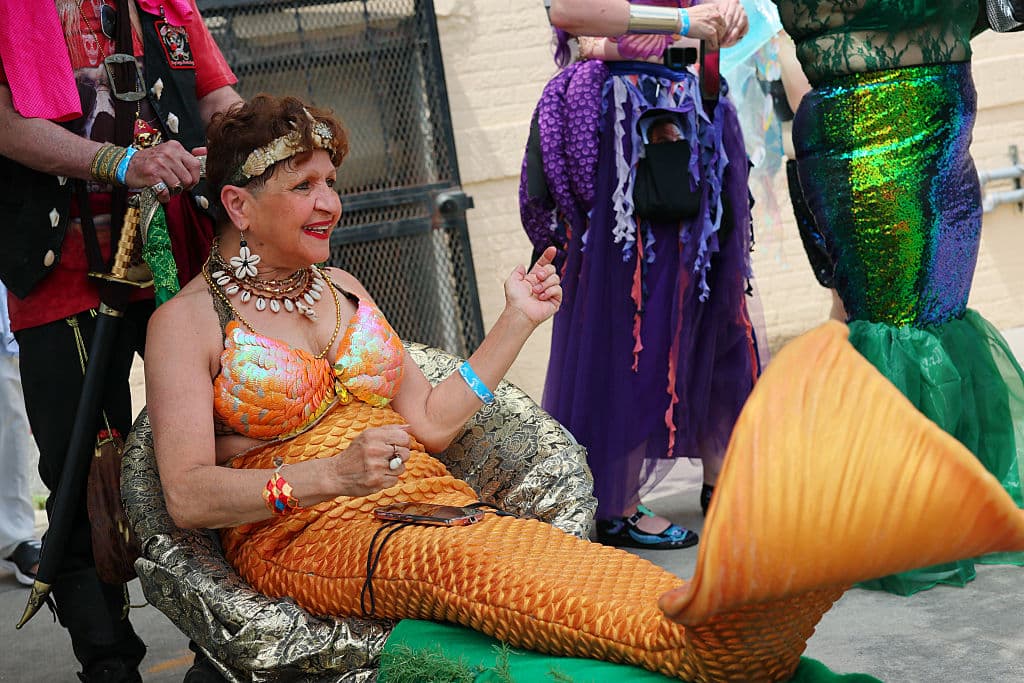 Ya es tradición 
<b>en Coney Island,</b> 
<b>en el condado neoyorquino de Brooklyn</b>: miles de personas se congregaron este sábado 21 de junio para darle
<b> la bienvenida al verano</b> participando en el 
<b><a href="https://www.univision.com/shows/despierta-america/nueva-york-le-dio-la-bienvenida-al-verano-con-su-tradicional-y-extravagante-desfile-de-sirenas-video" target="_blank">Desfile de Sirenas</a></b>. En su edición 43, el evento unió a
<b> 'sirenas' de todas las edades</b> y a algunas como la de esta foto, que hasta en sillón de ruedas se sumó a la fiesta.