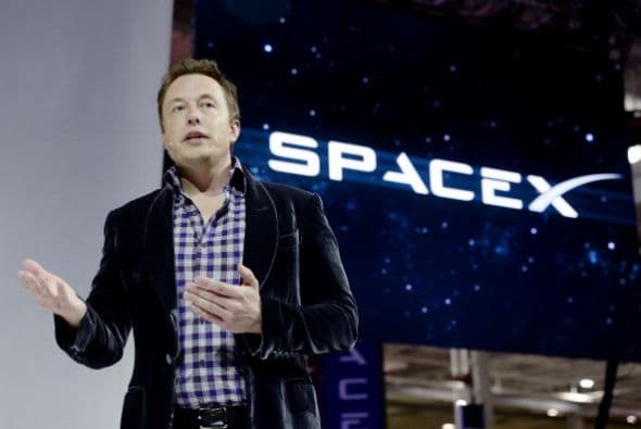 ELON MUSK. Al frente de Space X, ganó el contrato de la nasa para ensamblar y probar cápsulas comerciales para viajar al espacio, de la mano de Boeing y Sierra Nevada Corporation.