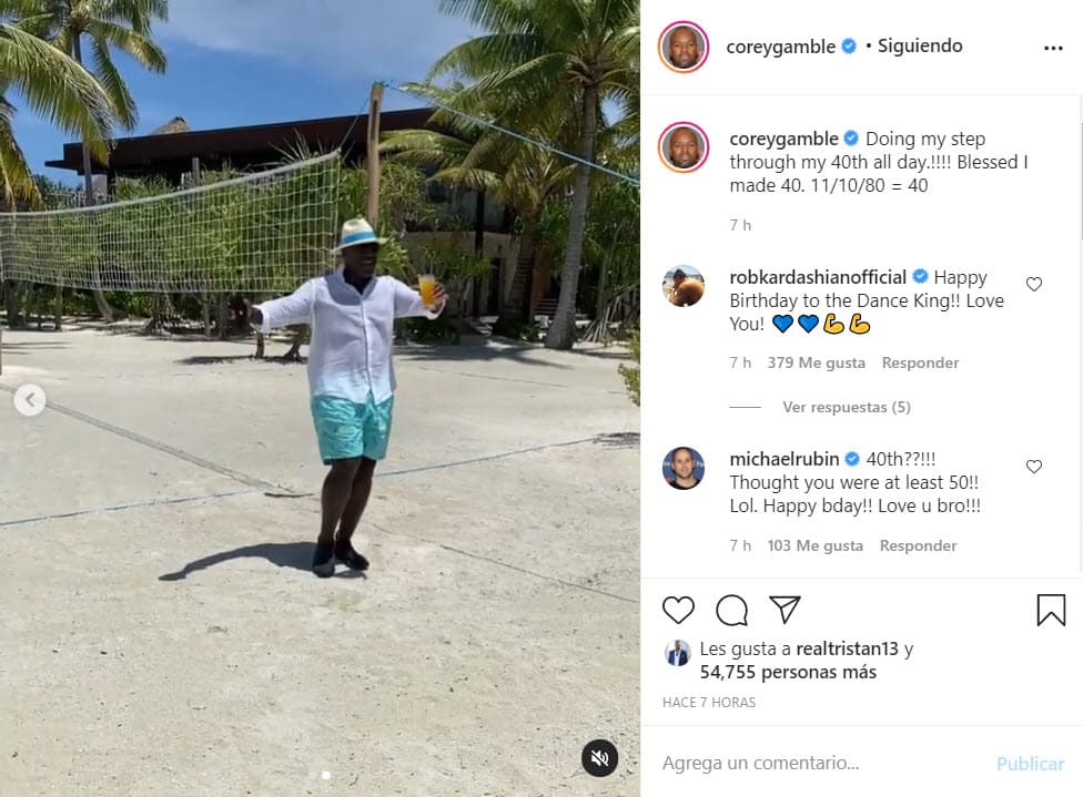 "Haciendo mi pase de baile de los 40 todo el día. 
<b>Bendecido cumplí 40.</b> 11/10/80= 40", escribió en un video donde baila en la playa.
<br>